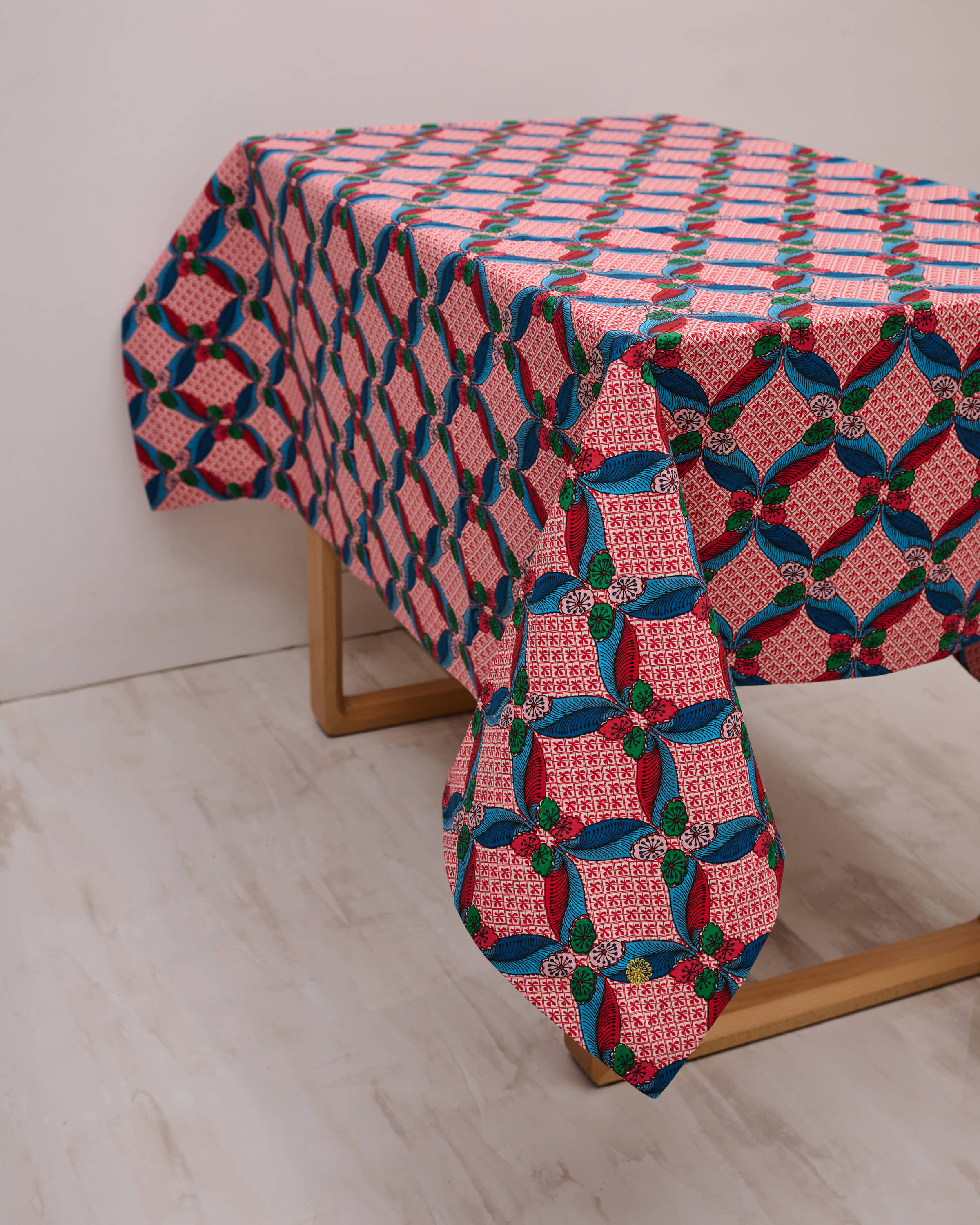 Square Table Cloth - Steal The Deal Red